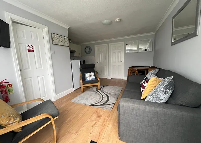 194, Belle Aire, Hemsby - Two Bed Recently Renovated Chalet, Sleeps 4, Pet Friendly, Free Wi-Fi And Bed Linen And Towels Included