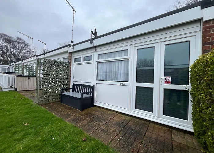194, Belle Aire, Hemsby - Two Bed Recently Renovated Chalet, Sleeps 4, Pet Friendly, Free Wi-Fi And Bed Linen And Towels Included