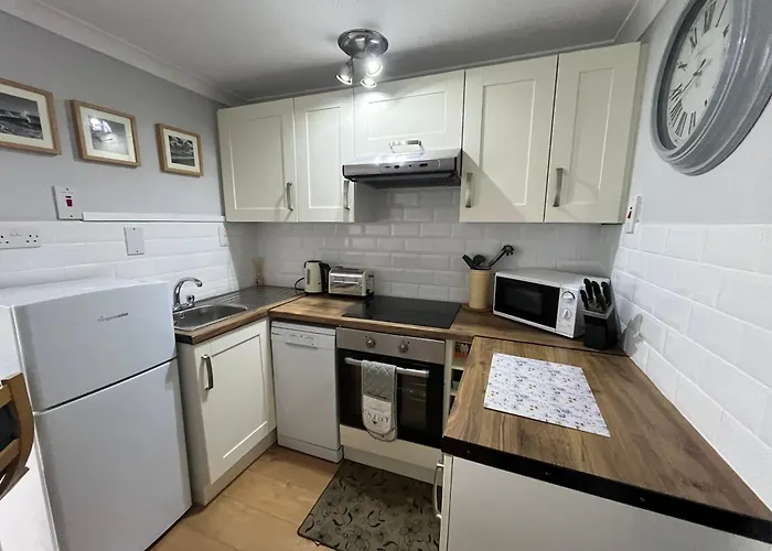 194, Belle Aire, Hemsby - Two Bed Recently Renovated Chalet, Sleeps 4, Pet Friendly, Free Wi-Fi And Bed Linen And Towels Included