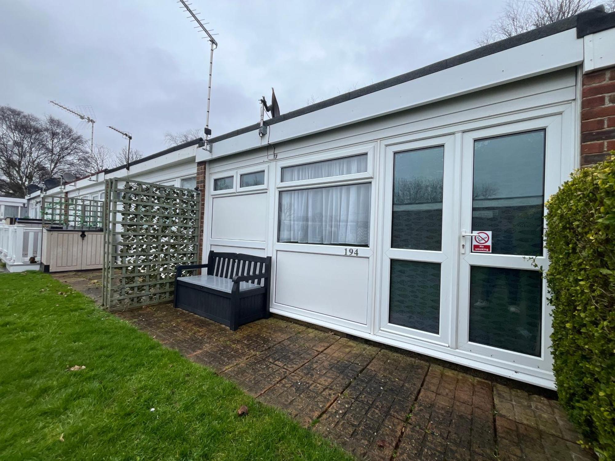 Chalet 194, Belle Aire, - Two Bed Recently Renovated Chalet, Sleeps 4, Pet Friendly, Free Wi-fi And Bed Linen And Towels Included *