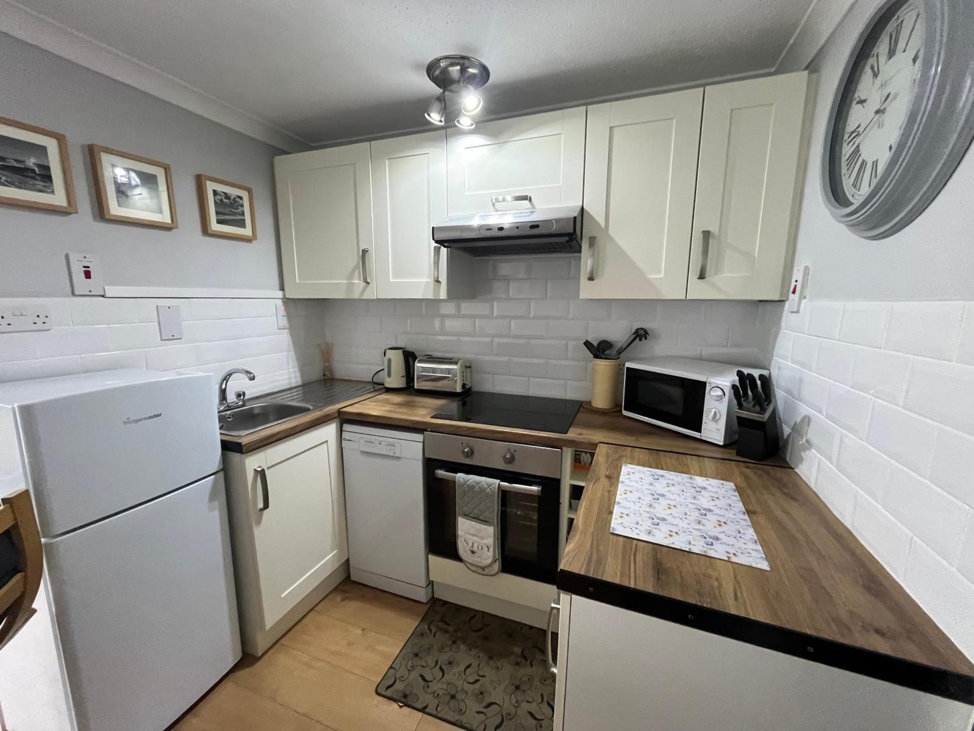 194, Belle Aire, - Two Bed Recently Renovated Chalet, Sleeps 4, Pet Friendly, Free Wi-fi And Bed Linen And Towels Included Hemsby
