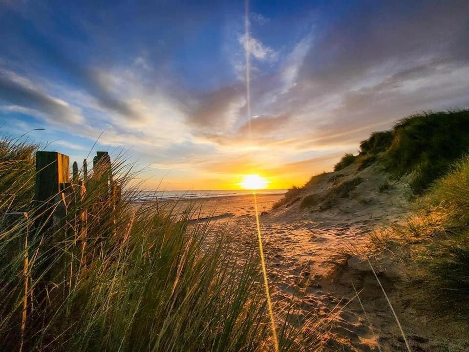 194, Belle Aire, - Two Bed Recently Renovated Chalet, Sleeps 4, Pet Friendly, Free Wi-fi And Bed Linen And Towels Included Hemsby