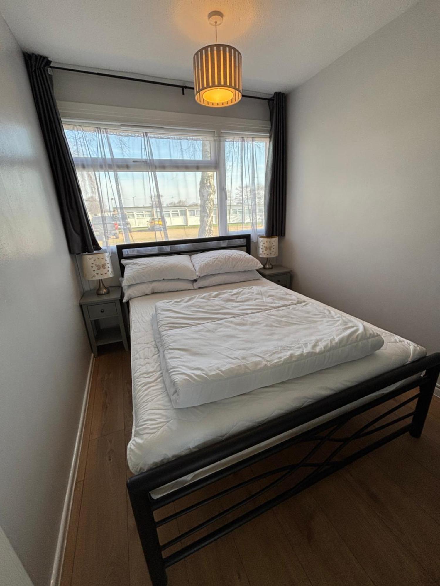 194, Belle Aire, - Two Bed Recently Renovated Chalet, Sleeps 4, Pet Friendly, Free Wi-fi And Bed Linen And Towels Included Chalet Hemsby